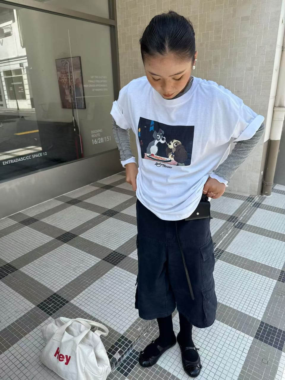 卡通印花宽板短袖T恤 - 白色款实人展示卡通印花居中配黑色宽腿裤全身