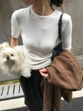 圆领修身五分肖针织短上衣 - 白色款实人户外抓狗配黑色阔腿裤和棕色大衣半身展示