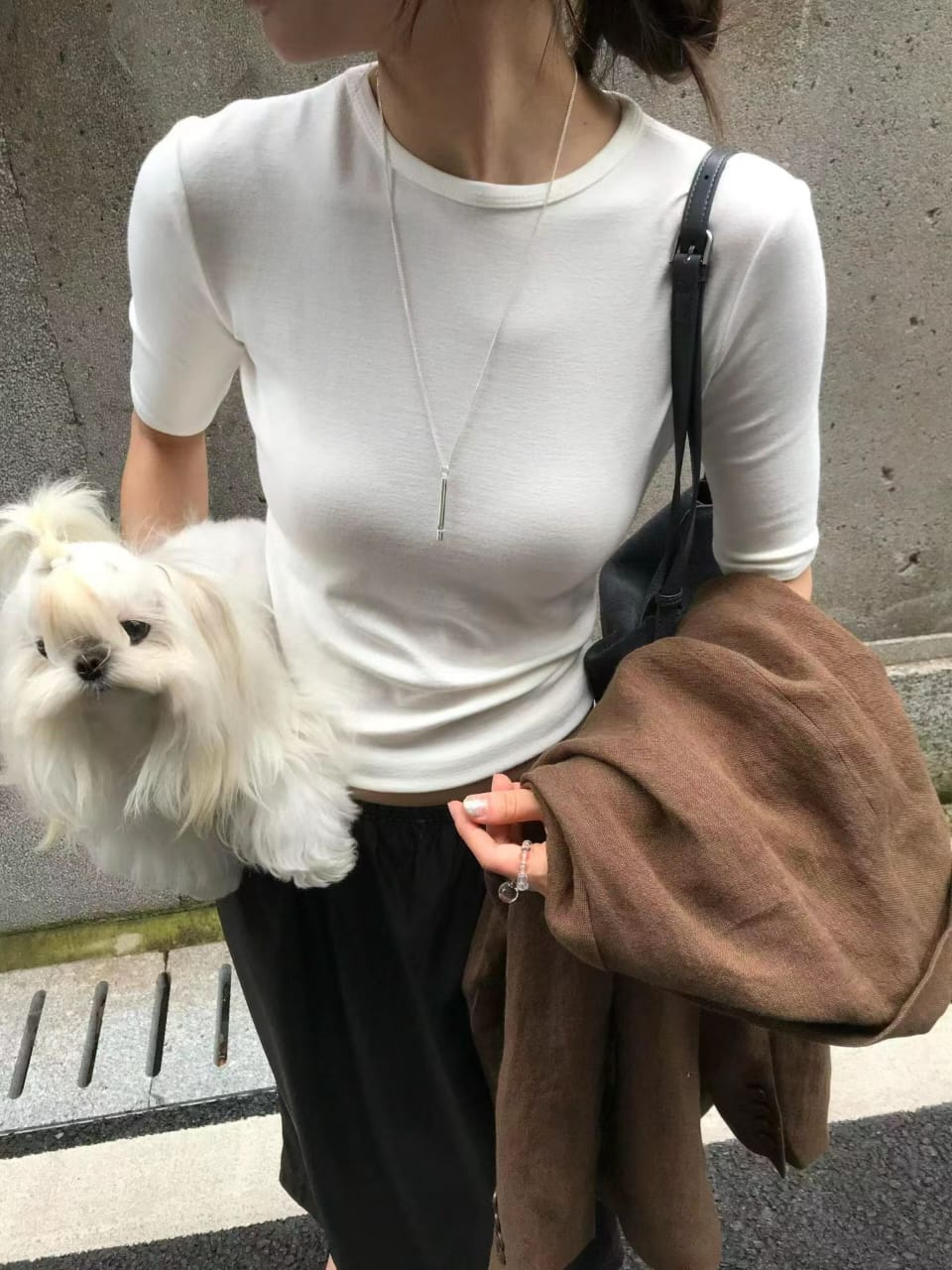 圆领修身五分肖针织短上衣 - 白色款实人户外抓狗配黑色阔腿裤和棕色大衣半身展示