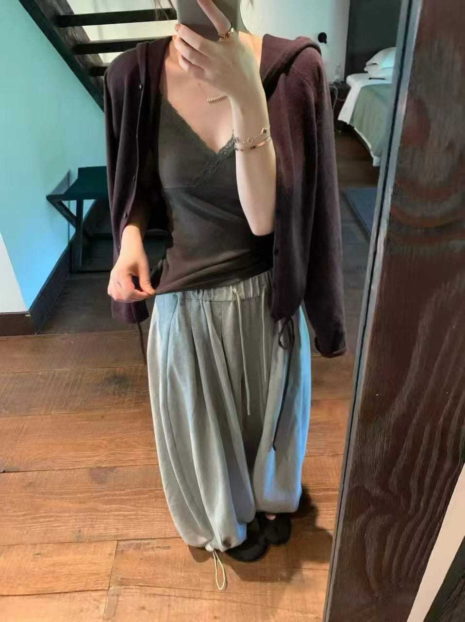 V领蠕丝边修身针织吴带背心 - 深棕款实人配深色开衫和浅灰阔腿裤V领蠕丝细节展示