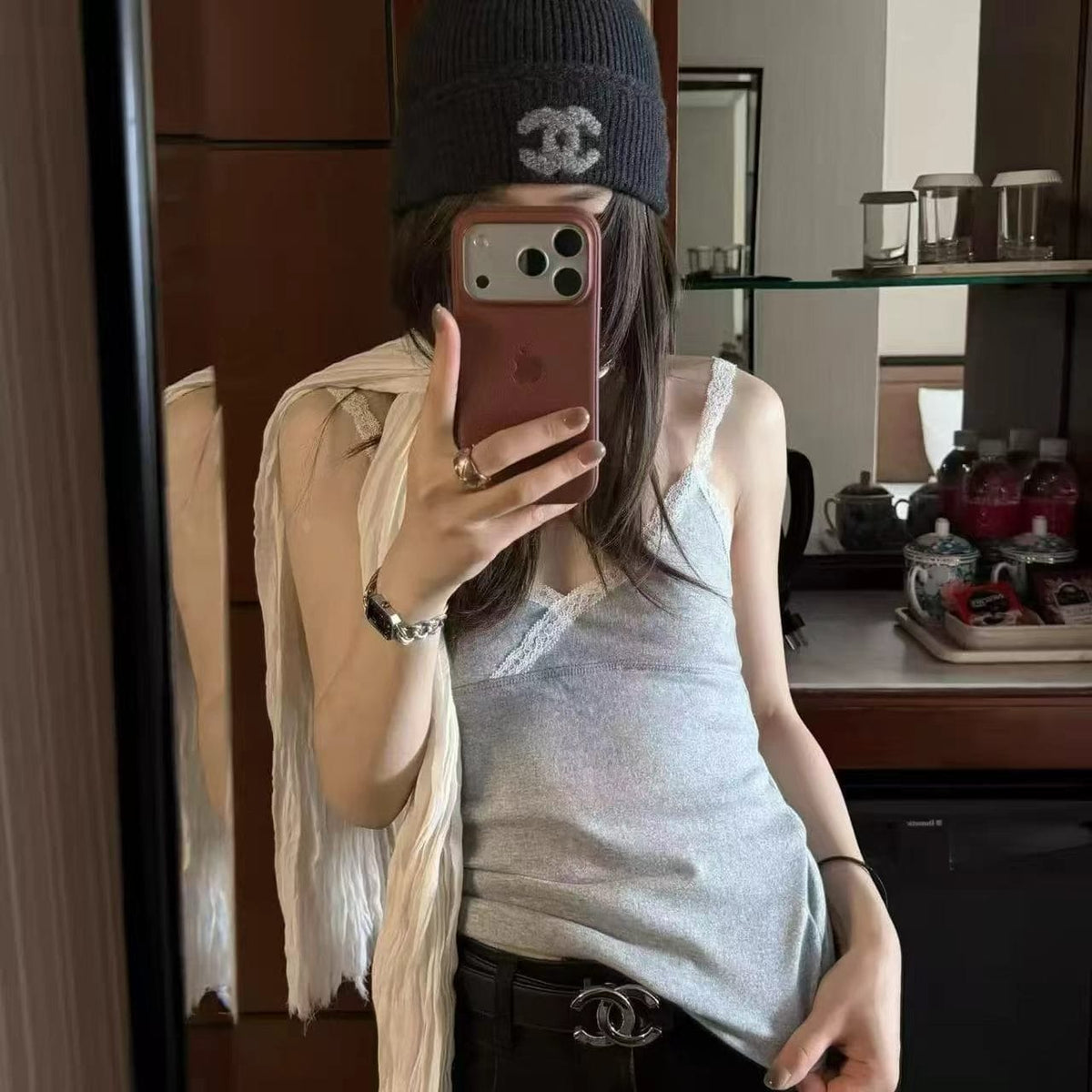 V领蠕丝边修身针织吴带背心 - 浅灰款挂架展示配深居牛仔裤和米色开衫