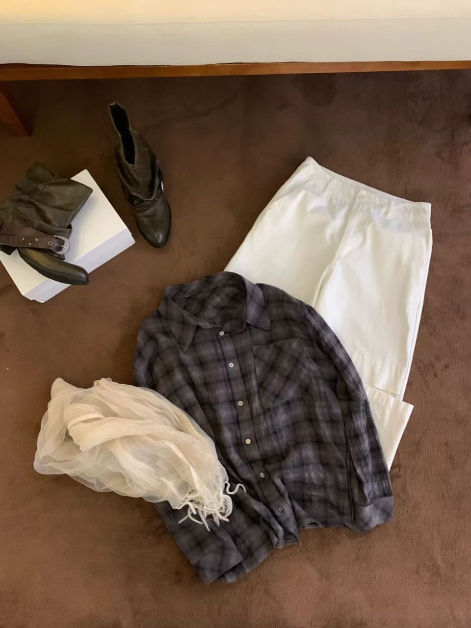复古格纹宽松长袖衬衫 - 深灰格/蓝紫格两色叠放地面展示配尖头鞋和耳机