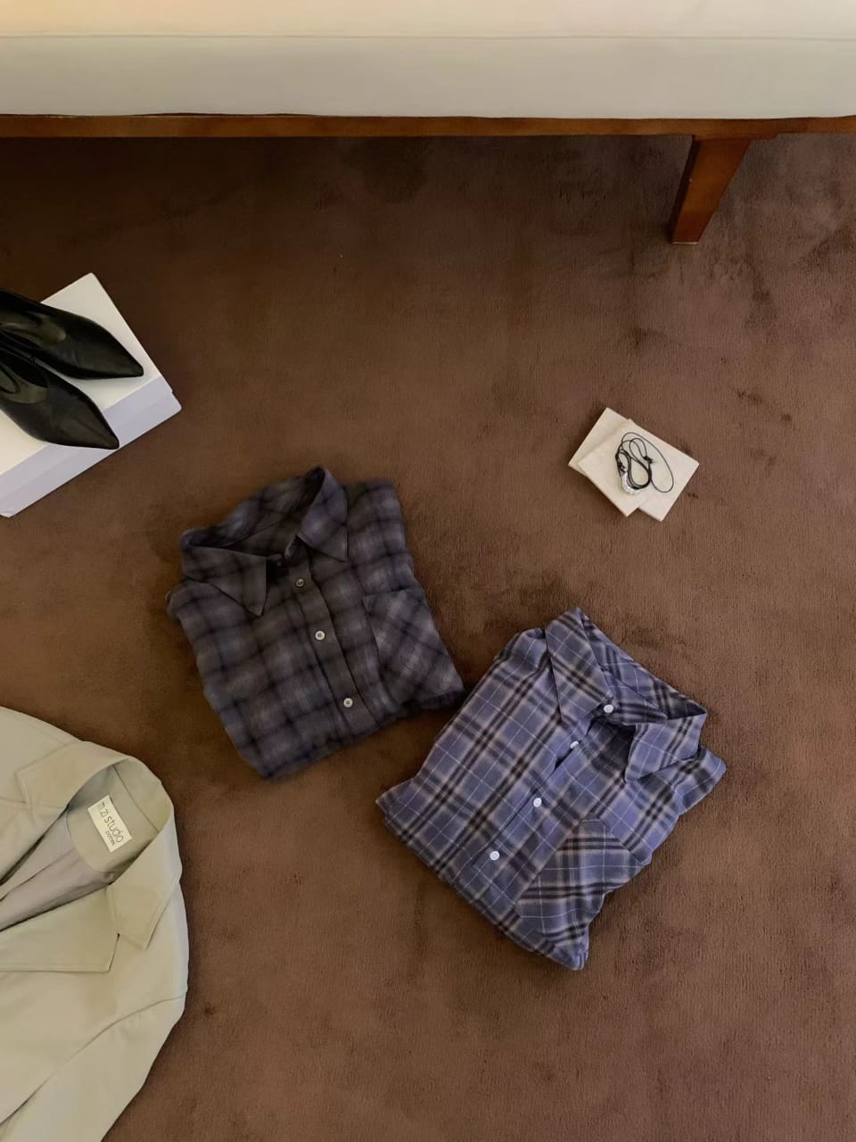 复古格纹宽松长袖衬衫 - 蓝紫格款实人室内胸口贴袋和纽扣细节近拍