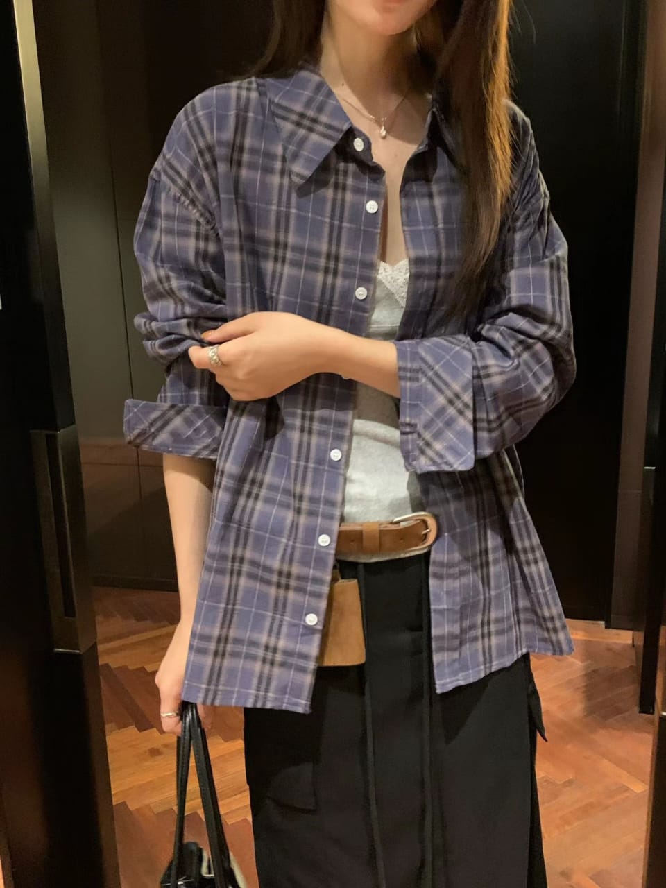 复古格纹宽松长袖衬衫 - 深灰格/蓝紫格两色挂架对比展示