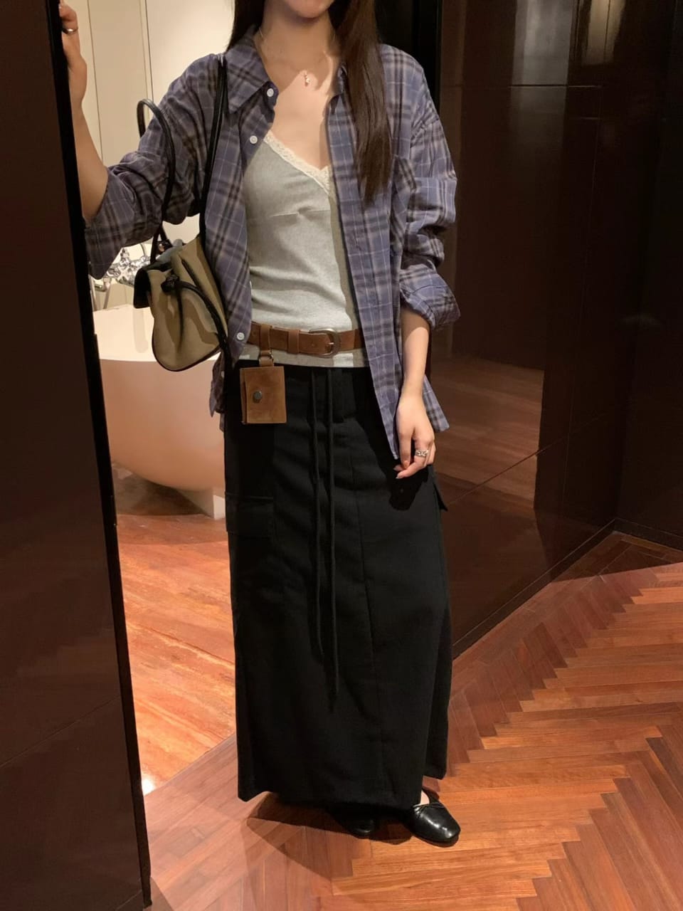 复古格纹宽松长袖衬衫 - 深灰格款挂架背面展示