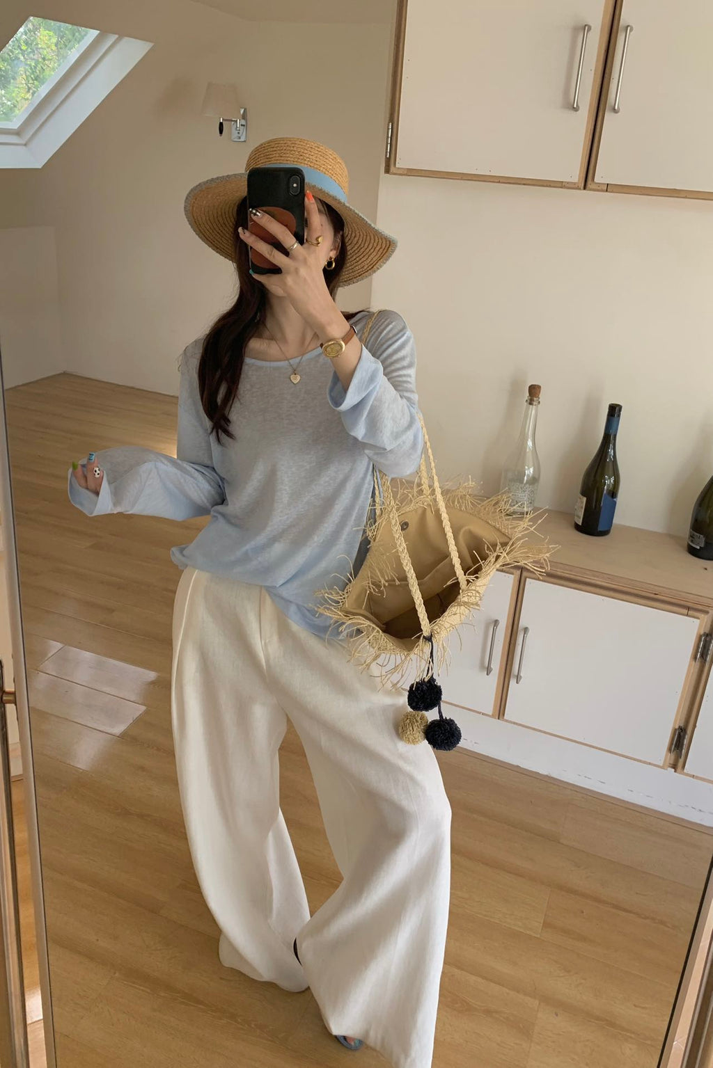 露背圆领长袖上衣 - 浅蓝色款实人侧面配白色阔腿裤展示背面摸空细节