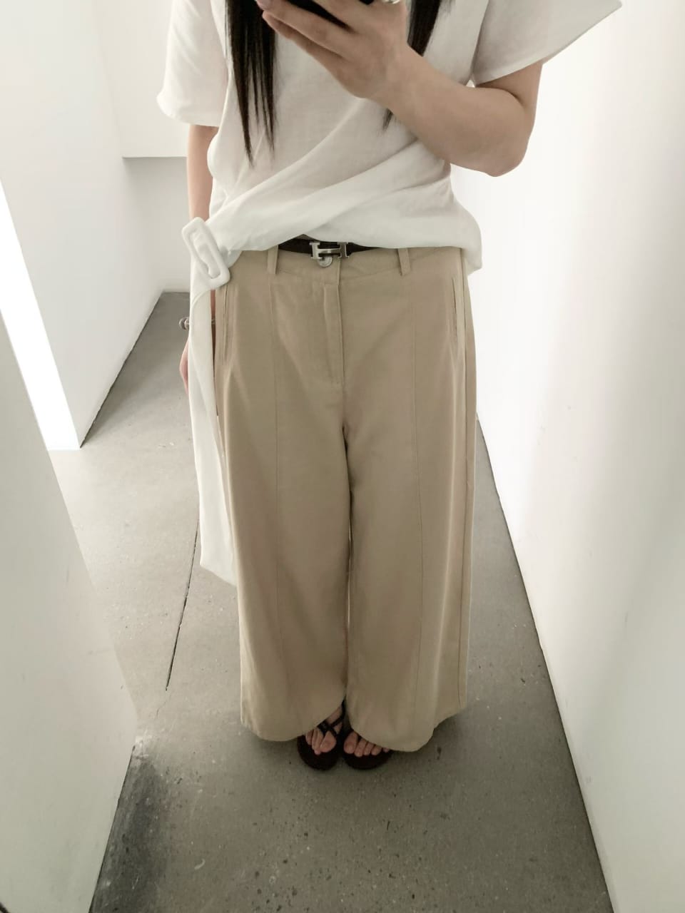 高腰阔腿西裤 - 卡其色镜子摔正面配白色T恤