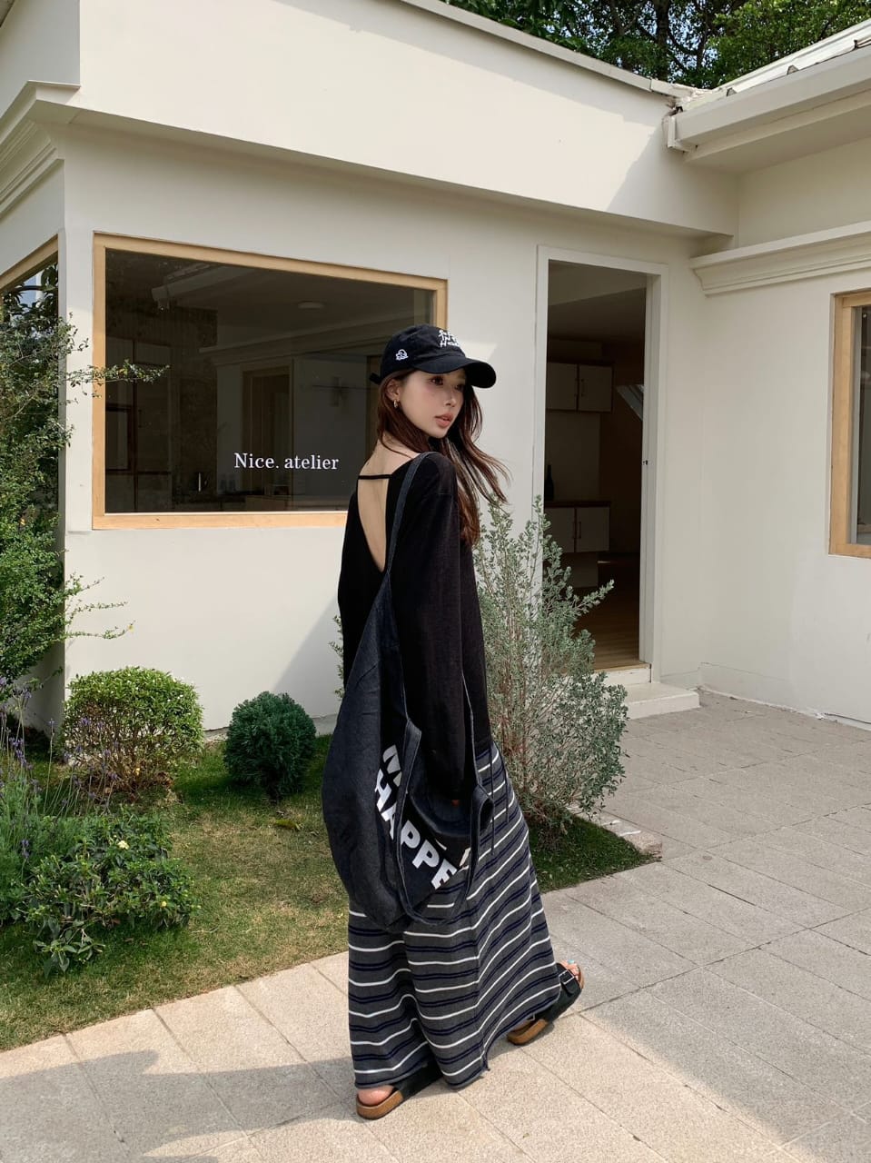露背圆领长袖上衣 - 黑色款实人户外坐姿配条纹阔腿裤和黑色包