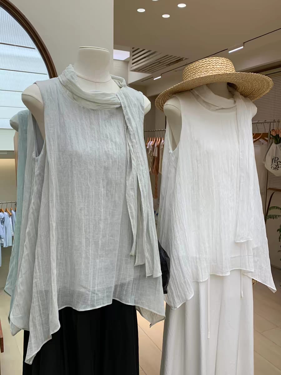 蒂绻系带无袖上衣 - 浅灰蓝和白色模特展示两色对比