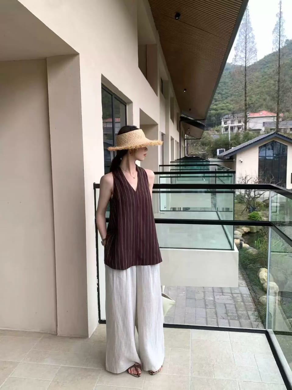 V领无袖长版上衣 - 黑色V领特写配草编包