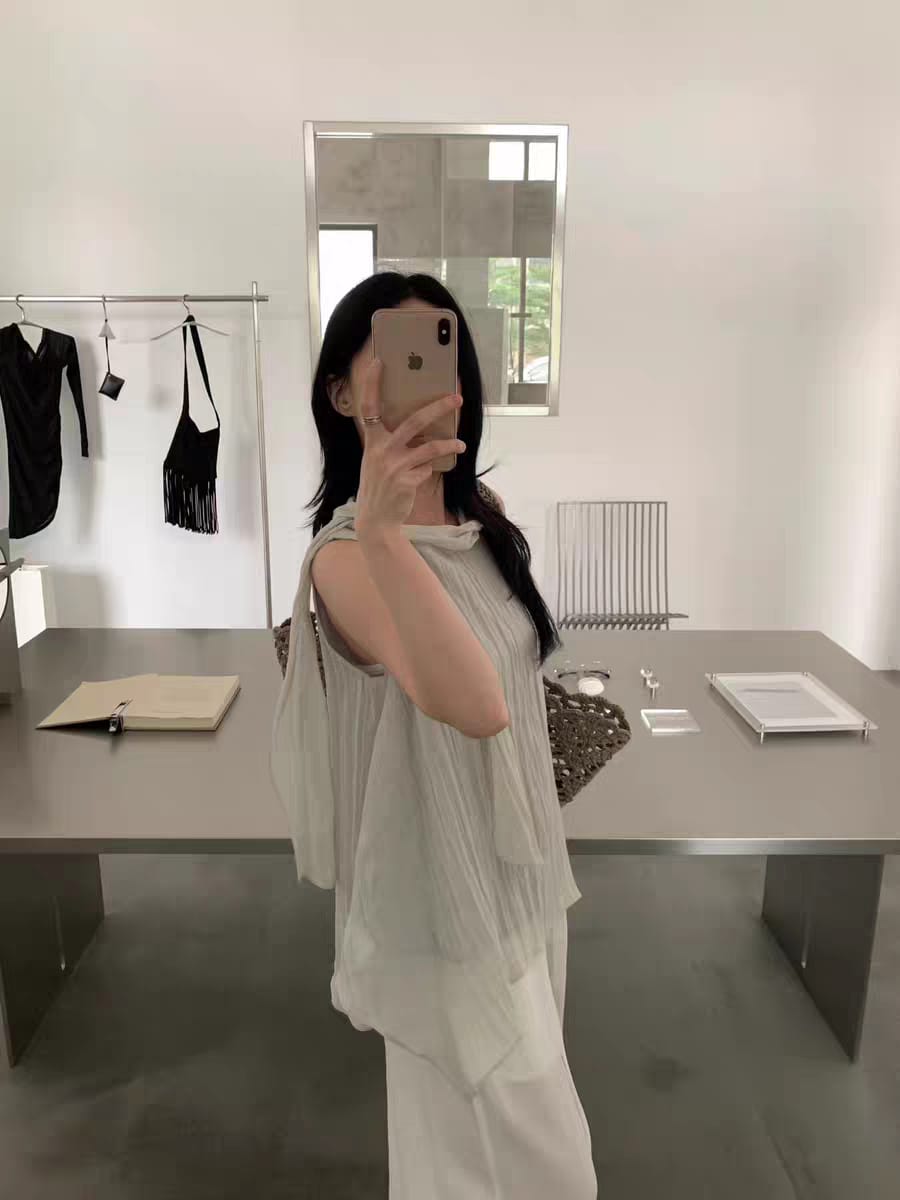 蒂绻系带无袖上衣 - 浅灰蓝镜子摔全身穿搭