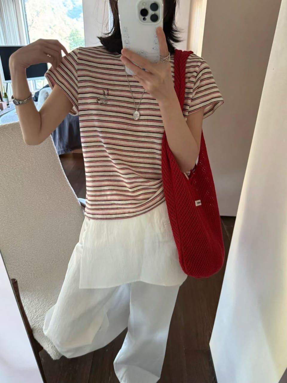 条纹短袖T恤 - 镜子摔上身特写配红色钉针包