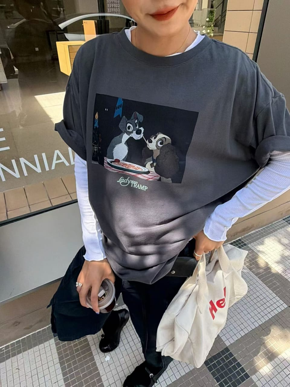 卡通印花宽板短袖T恤 - 深灰色款实人展示卡通印花细节配白色内搭
