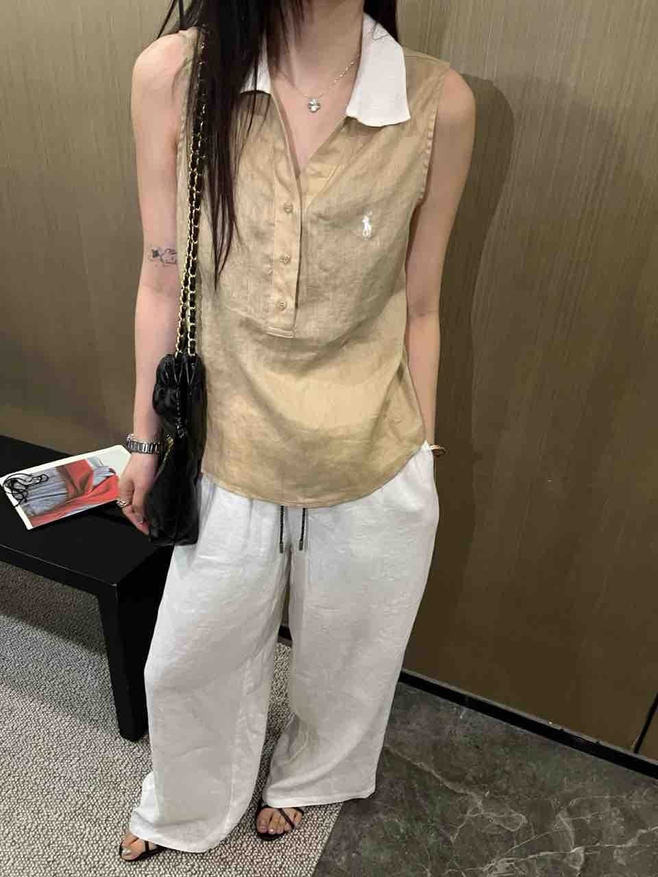 拼色领无袖Polo上衣 - 卡其拼白领实人全身配白色阔腿裤