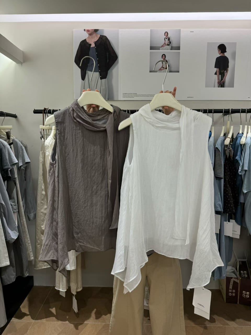 蒂绻系带无袖上衣 - 深灰和白色挂架对比展示