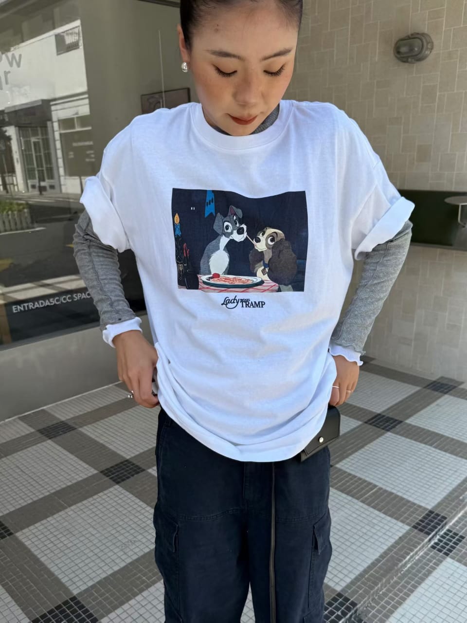 卡通印花宽板短袖T恤 - 白色款实人俧身展示卡通印花配灰色长袖内搭