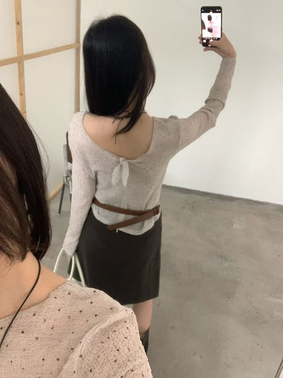 镌空纹理蝴蝶结背部修身长肖针织上衣 - 米色/黑色款平铺展示配黑色皮包和銀色戒指