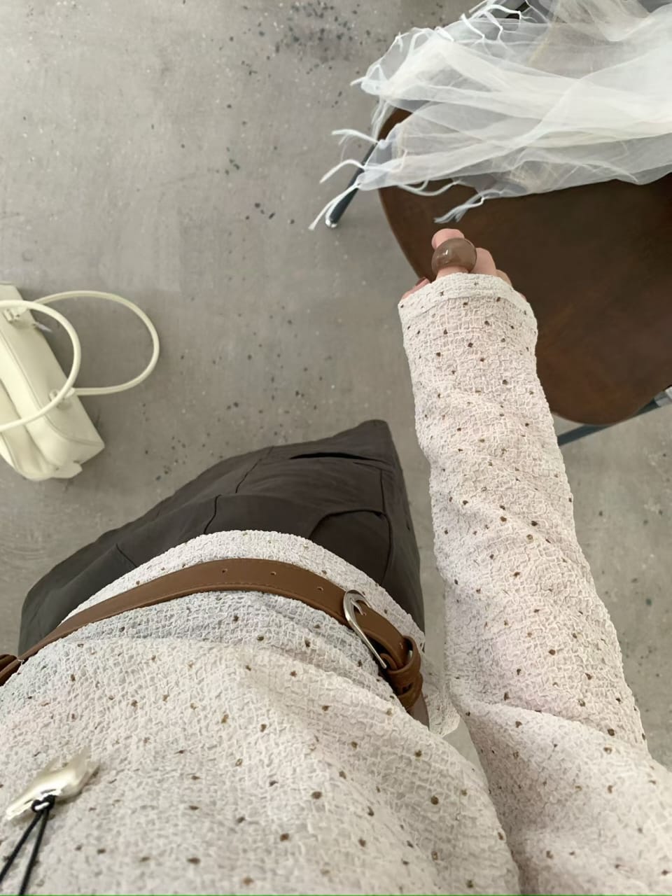 镌空纹理蝴蝶结背部修身长肖针织上衣 - 米色款实人背面蝴蝶结细节展示