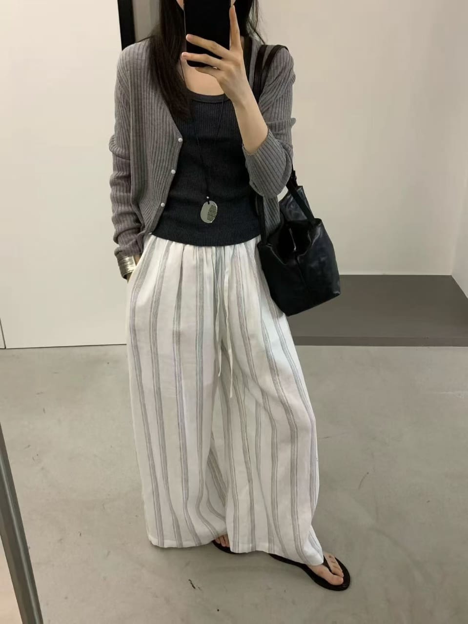 条纹抽绳阔腿长裤 - 镜子摔全身配灰色毛衣和黑色背心