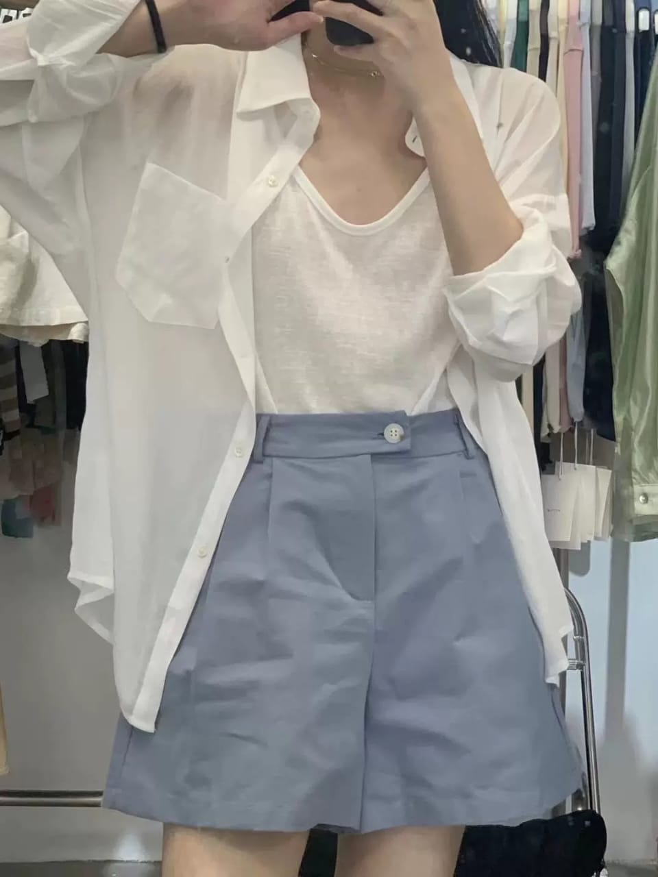 露背背心+薄透衬衫 - 白色背心配浅灰蓝衬衫挂扑正面
