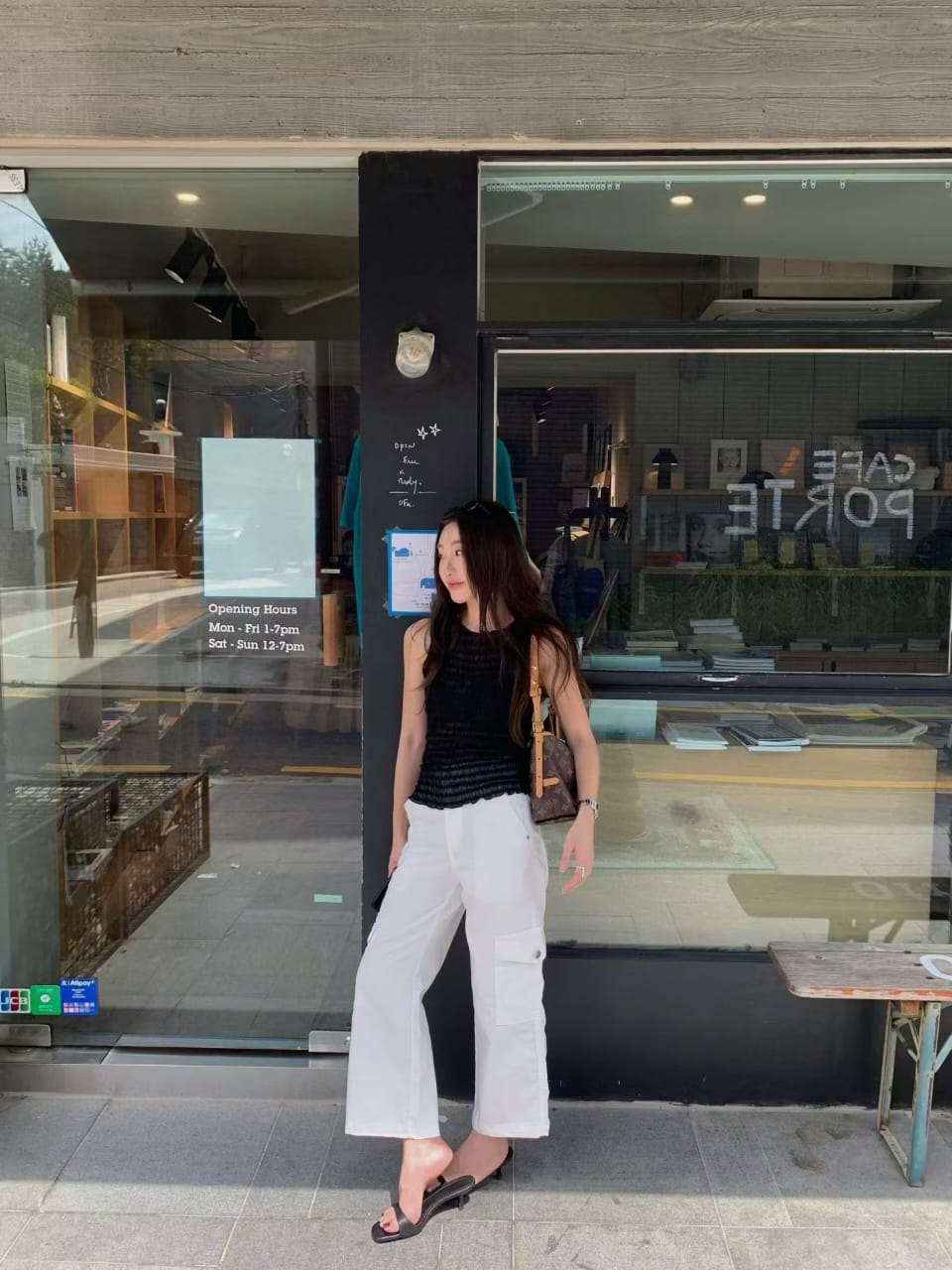 皱褶纹理荷叶边修身无肖背心 - 黑/米白款挂架对比展示配卡影色阔腿裤和黑色直筒裤