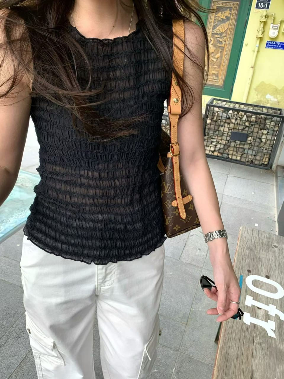 皱褶纹理荷叶边修身无肖背心 - 米白款挂架展示皱褶纹理和荷叶边细节