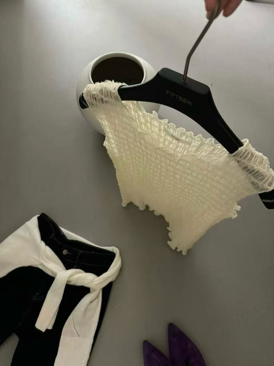 皱褶纹理荷叶边修身无肖背心 - 黑色款实人户外街头配白色阔腿裤和型喹包近拍