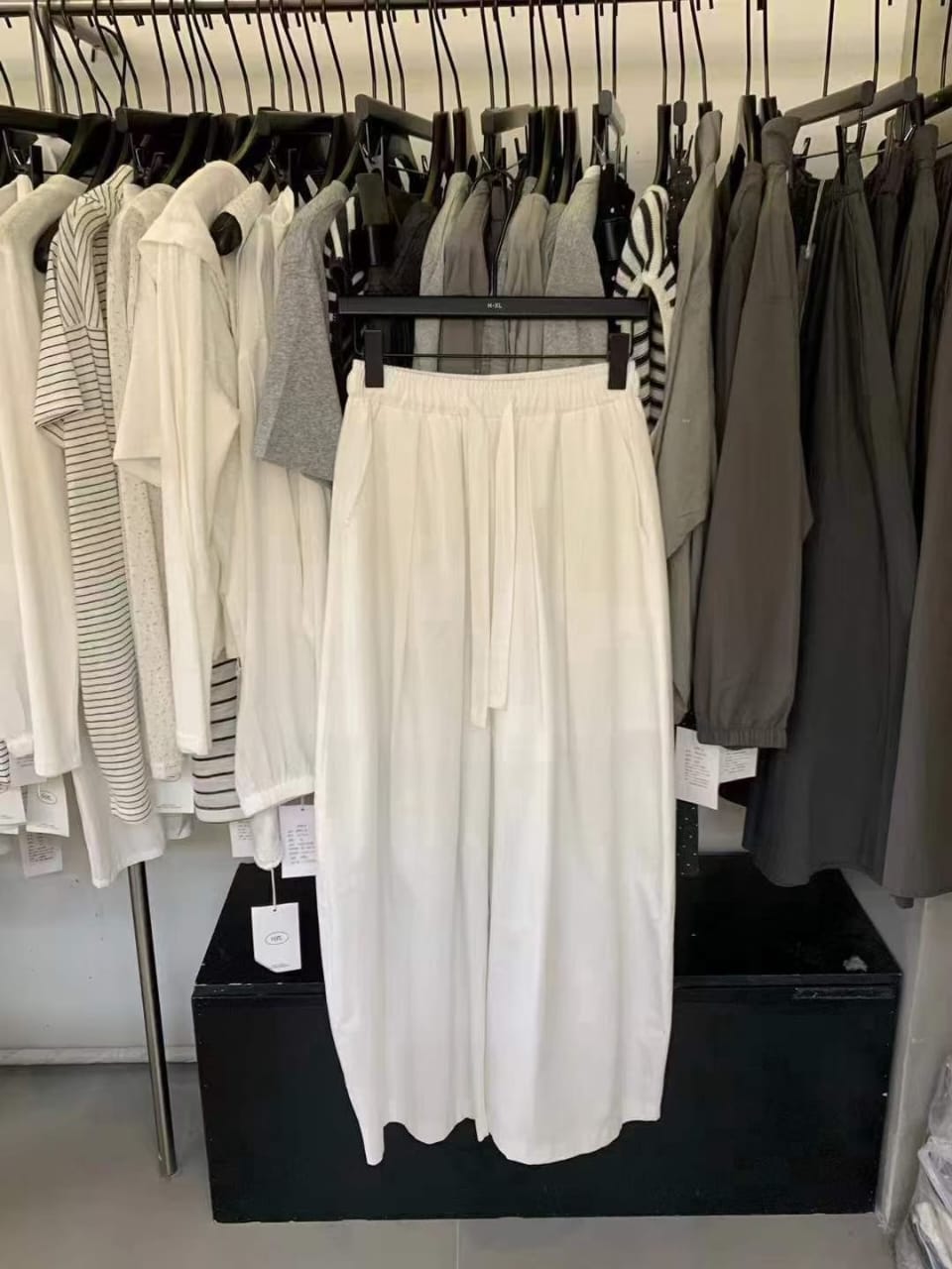 抽绳阔腿裤 - 白色挂扑展示全身