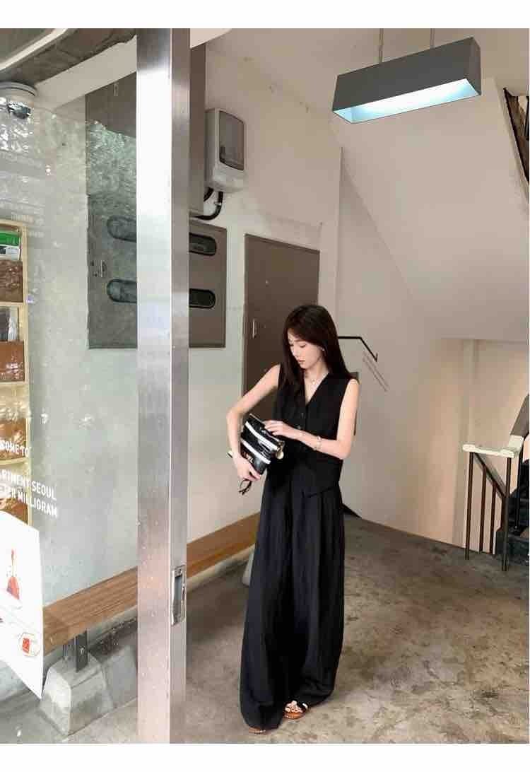 V领西装背心阔腿裤套装 - 实人户外居中展示长版背心配宽腿裤