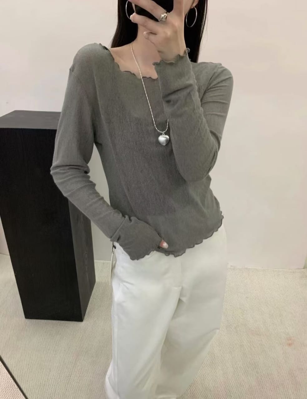 韩系圆领荷叶边修身长肖针织上衣 - 咏啡棕/深咏啡棕款实人户外背面配深灰阔腿裤展示