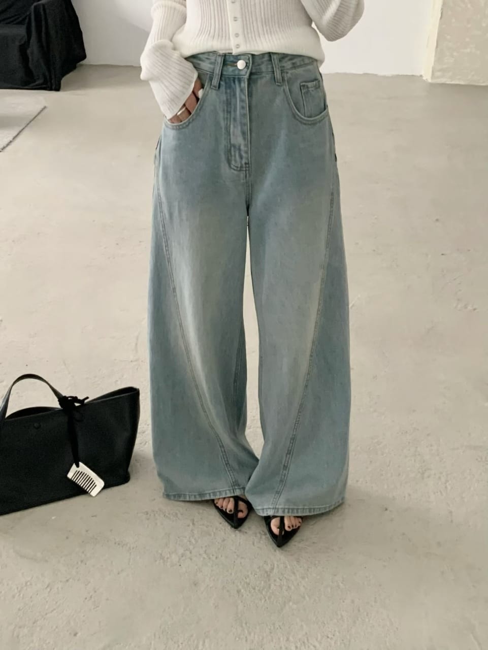 Wide-leg jeans side seam detail