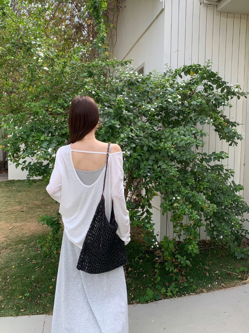 露背圆领长肖上衣 - 白色款实人户外背面展示露背设计配灰色长裙