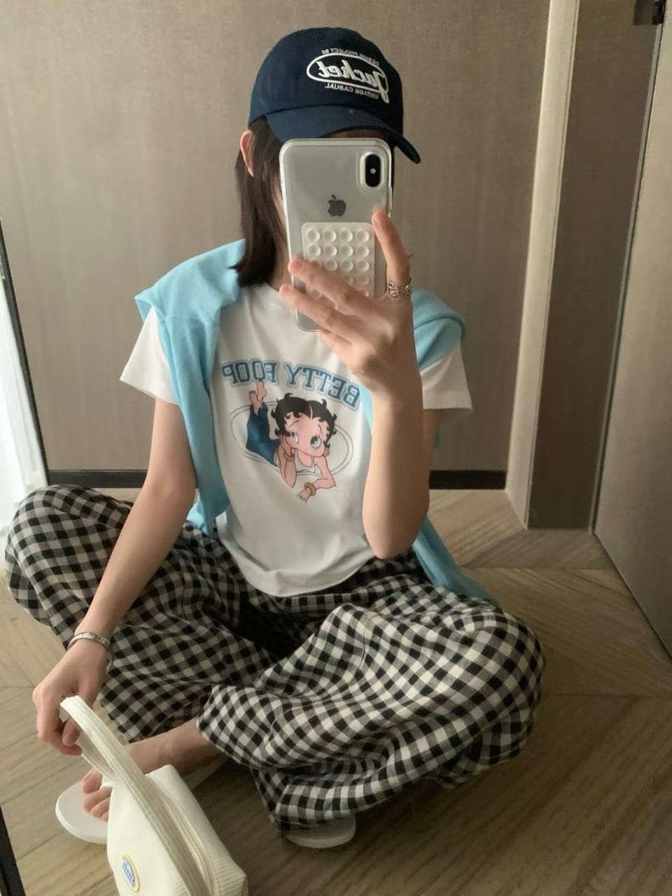 Betty Boop T恤 - 白色配格子裤坐姿