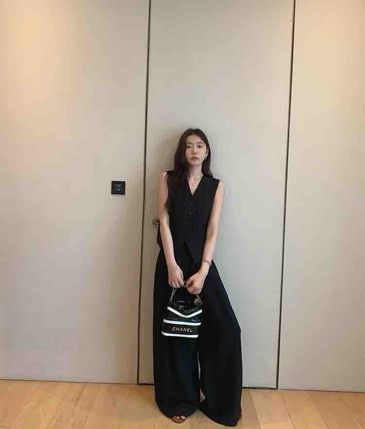 V领西装背心阔腿裤套装 - 实人户外全身展示阔腿裤套装整体效果