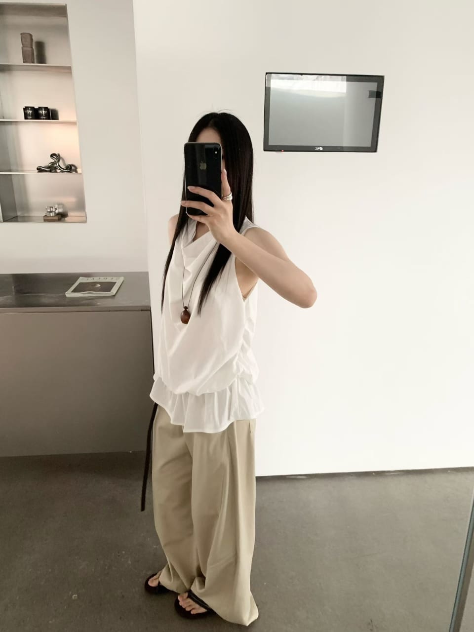 垂领荷叶边无袖上衣 - 白色全身镜子摔配卡其裤