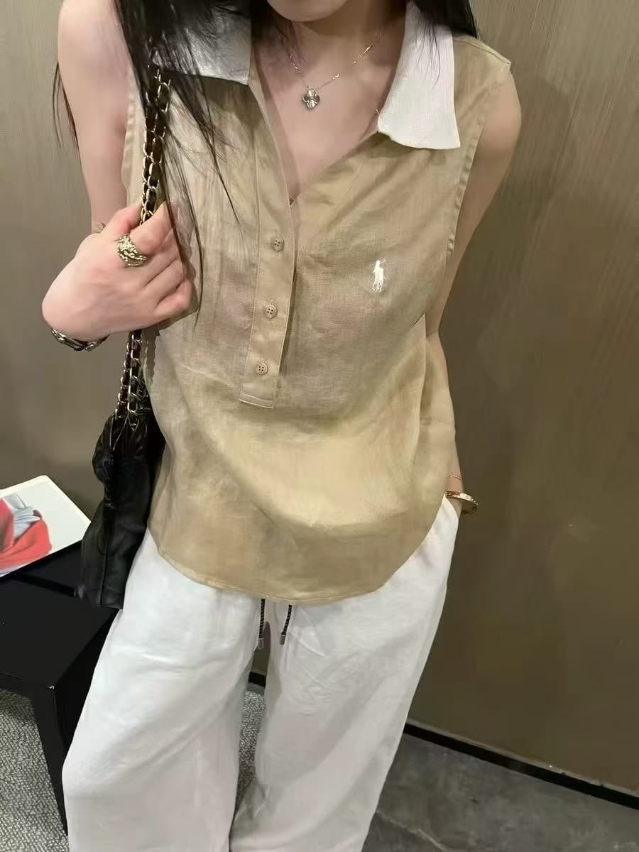 拼色领无袖Polo上衣 - 卡其拼白领实人半身展示配黑色链条包