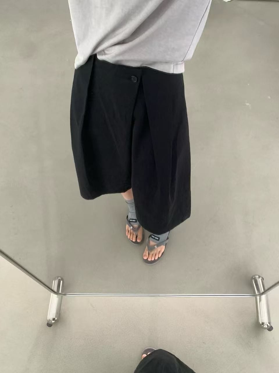 宽版褶皱五分裤 - 黑色俧走角度