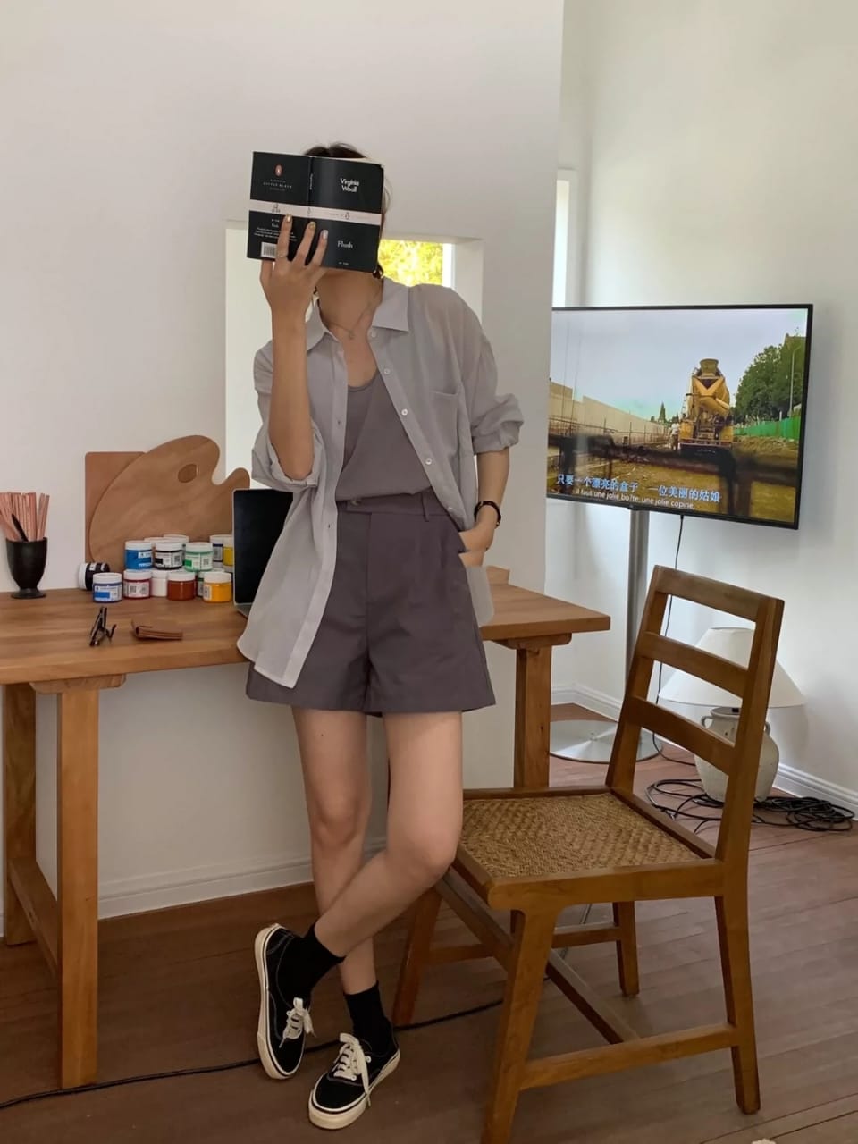 露背背心+薄透衬衫 - 卡其衬衫居中展示