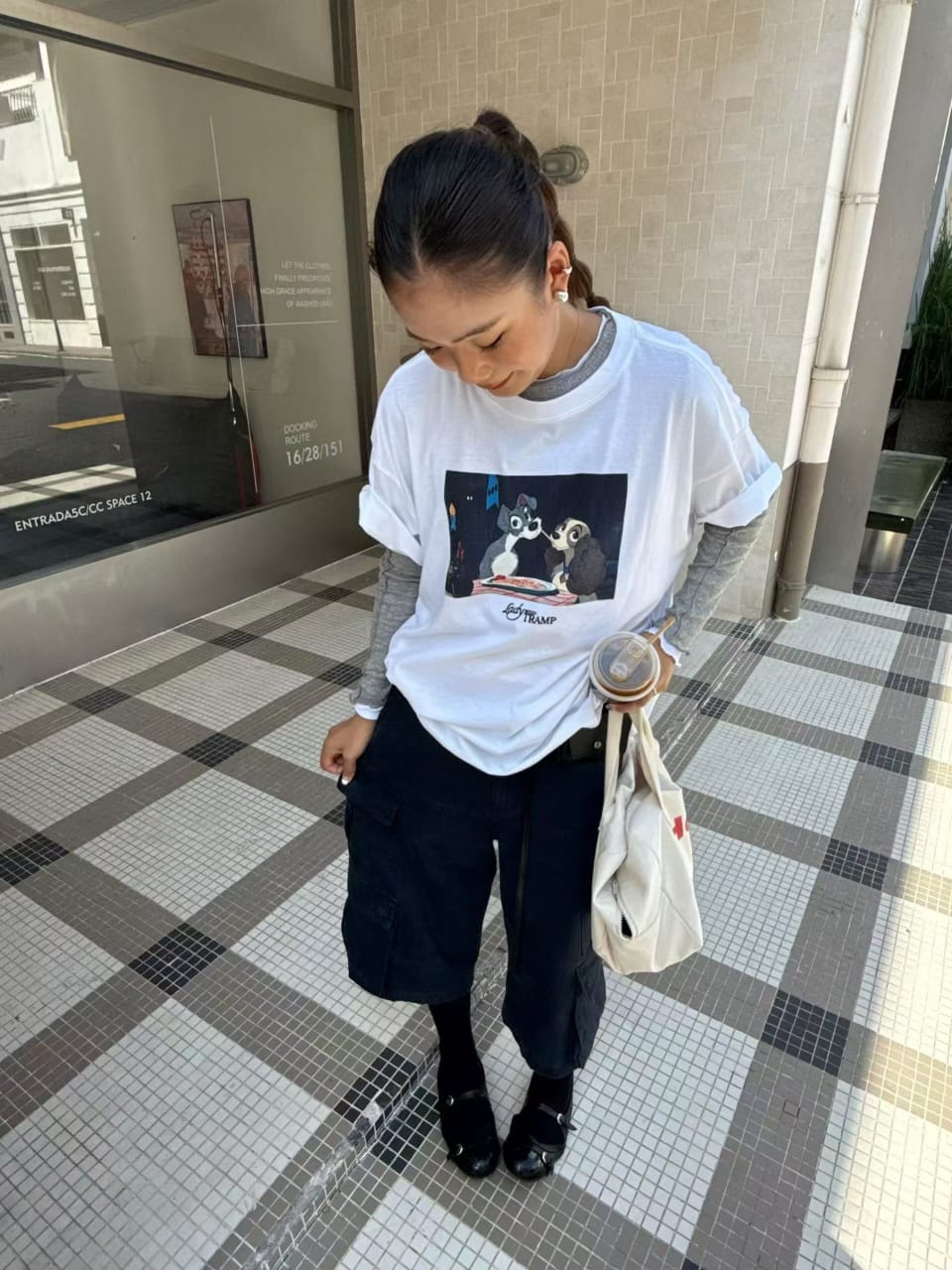 卡通印花宽板短袖T恤 - 白色款实人展示卡通印花配灰色长袖内搭全身